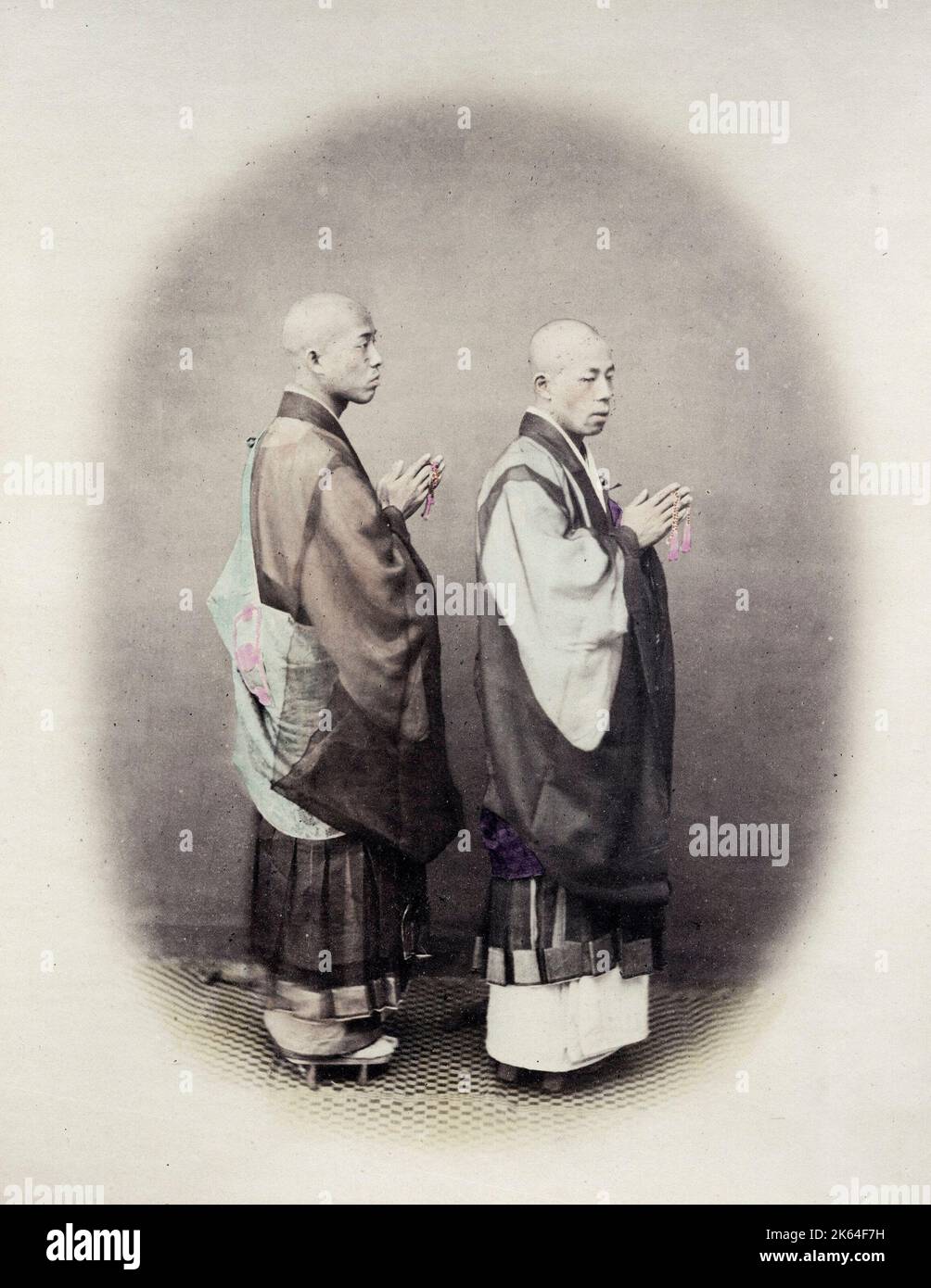 1860's Japon - Portrait des prêtres bouddhistes Felice ou Felix Beato (1832 - 29 janvier 1909), photographe italien-britannique travaillant principalement en Inde, Japon, Chine Banque D'Images