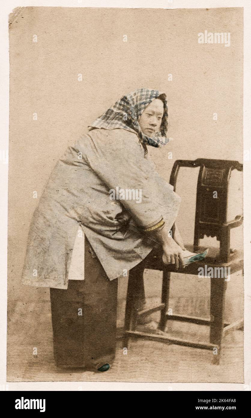 Photographie vintage du XIXe siècle: John Thomson carte de visite Chine: Femme de Macao, Macao. Banque D'Images