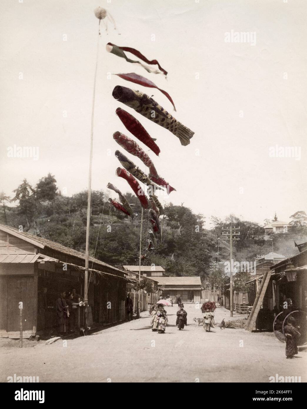 Photographie vintage du XIXe siècle : banderoles du festival de la carpe volantes sur une rue de ville japonaise, Japon, vers 1890. Banque D'Images