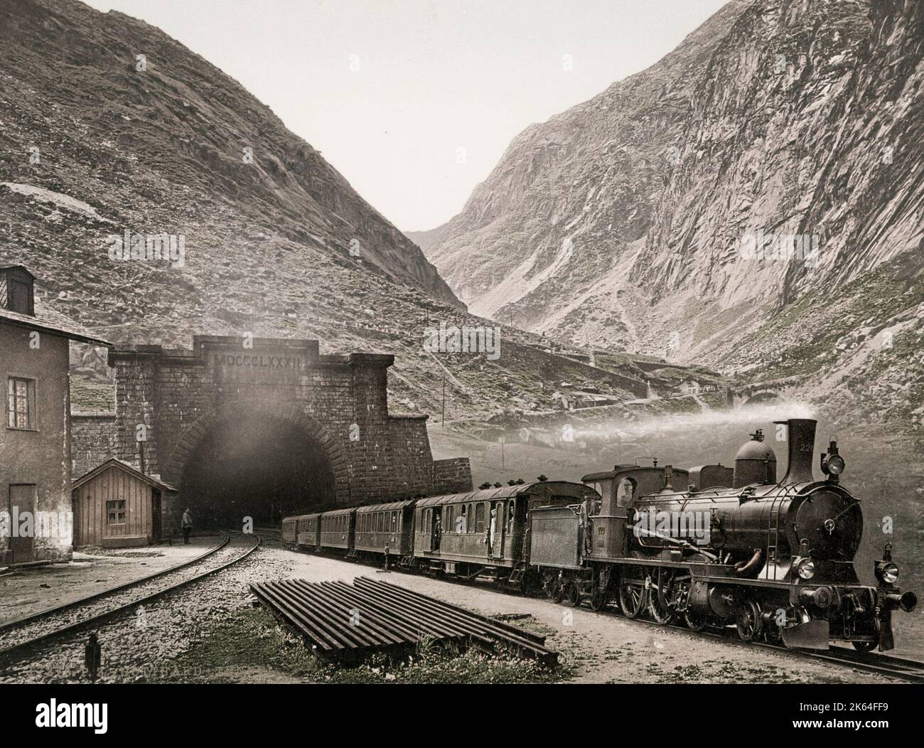 Photographie ancienne du XIXe siècle : le tunnel du Gotthard est un tunnel ferroviaire de 15,003 m (49,221 pi) de long et forme le sommet du chemin de fer du Gotthard en Suisse, ouvert en 1882, train à l'entrée. Banque D'Images