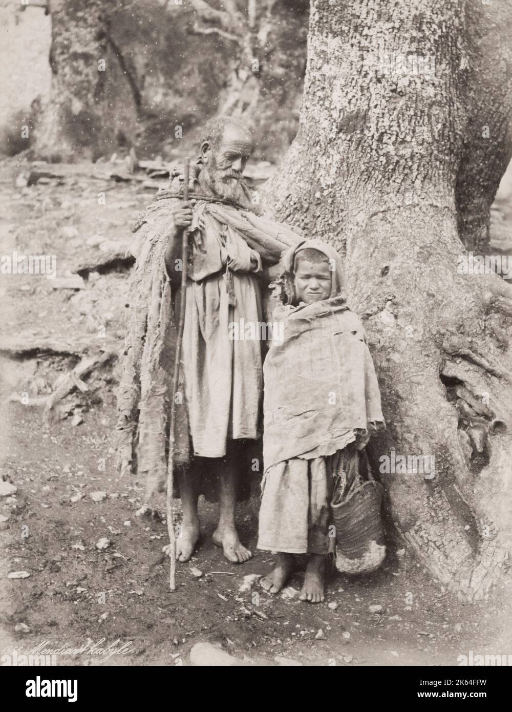 Photographie vintage du XIXe siècle : homme et enfant éederly mal habillé, Tunis, Tunisie, vers 1890. Banque D'Images