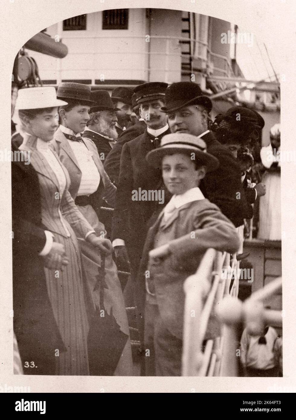 1889 Photographie - RMS - Teutonic à partir d'un album d'images concernant le lancement du navire, qui a été construit par Harland and Wolff de Belfast, pour la White Star Line - plus tard pour atteindre une certaine notoriété en tant que le propriétaire du Titanic. L'album montre l'intérieur de la barque, membre de l'équipage d'essai, croisières, y compris une visite à bord par le Kaiser allemand et Prince de Galles, ainsi que de nombreuses images d'autres visiteurs. Cette image - Visite au navire par le Prince Edward, prince de Galles, l'empereur allemand Guillaume II, le Prince Henri de Prusse et le Prince Albert Victor Banque D'Images