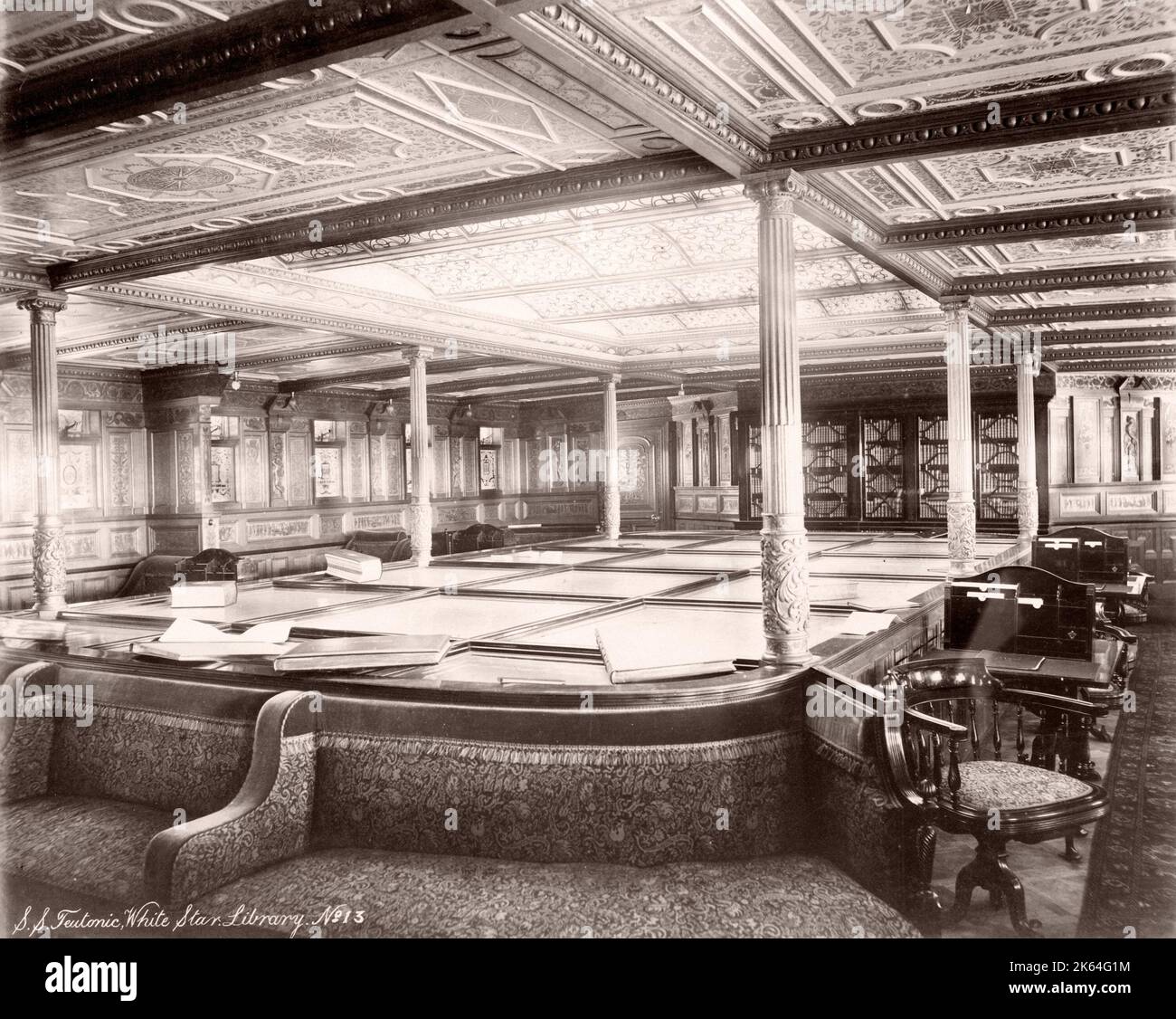 1889 photographie - RMS Teutonic - d'un album d'images relatives au lancement du navire, qui a été construit par Harland et Wolff à Belfast, pour la ligne d'étoile blanche - plus tard pour atteindre la notoriété en tant que propriétaire du Titanic. L'album montre les intérieurs du navire, un membre de l'équipage, des croisières d'essai, y compris une visite à bord par le Kaiser allemand et le Prince de Galles, ainsi que de nombreuses images d'autres visiteurs. Banque D'Images