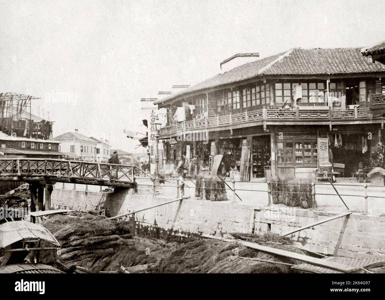 Boutiques le long d'un quai, Shanghai, Chine, c.1880 . Banque D'Images