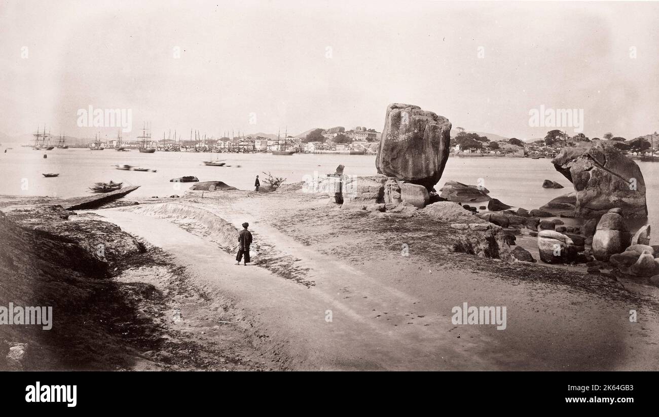 John Thomson (14 juin 1837 - 29 septembre 1921) photographe écossais, actif en Chine vers 1870, tiré d'un album de ses images: rocky Coastline Amoy, Xiamen Banque D'Images