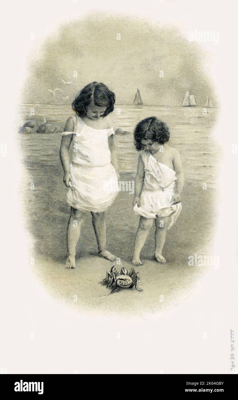 Deux jeunes filles sur la mer rencontrent un crabe Date: 1905 Banque D'Images