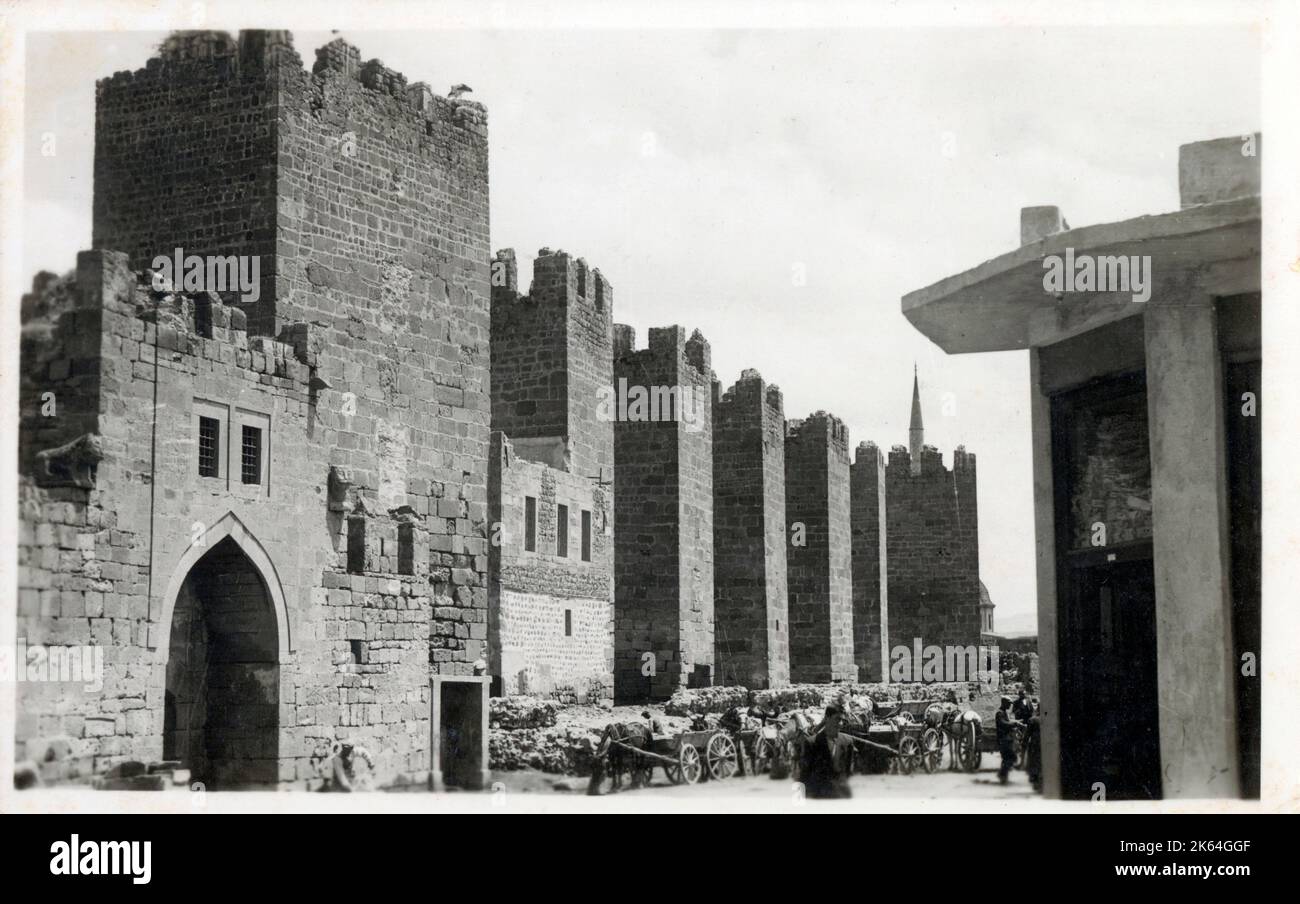 Les anciens murs du château de Kayseri, Kayseri, Turquie. La ville conserve un certain nombre de monuments historiques, dont plusieurs de la période Seldjoukide. Le château a été construit dans l'antiquité et mentionné pour la première fois dans une pièce de monnaie pendant le règne de Gordian III entre 238 et 244 AD. Banque D'Images