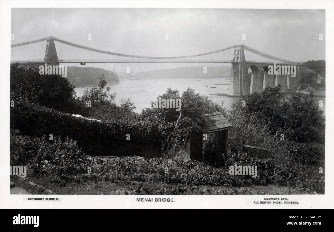 Le pont suspendu Menai entre l'île d'Anglesey et le continent du pays de Galles. Le pont a été conçu par Thomas Telford et achevé en 1826. Banque D'Images