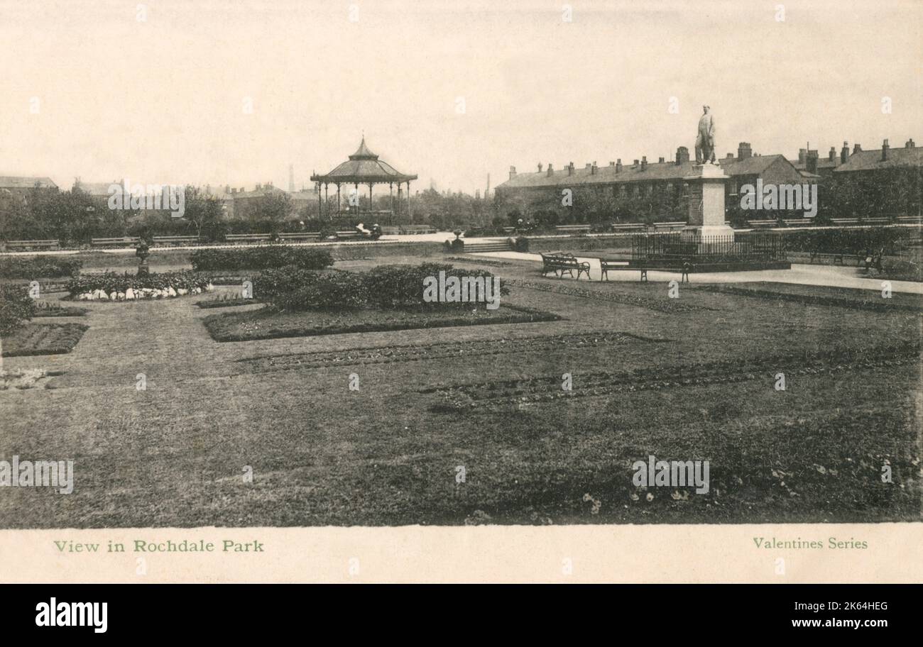 Broadfield Park avec kiosque érigé en 1893 et statue commémorative à l'échevin George Leach Ashworth (à droite) - Rochdale, Greater Manchester Banque D'Images