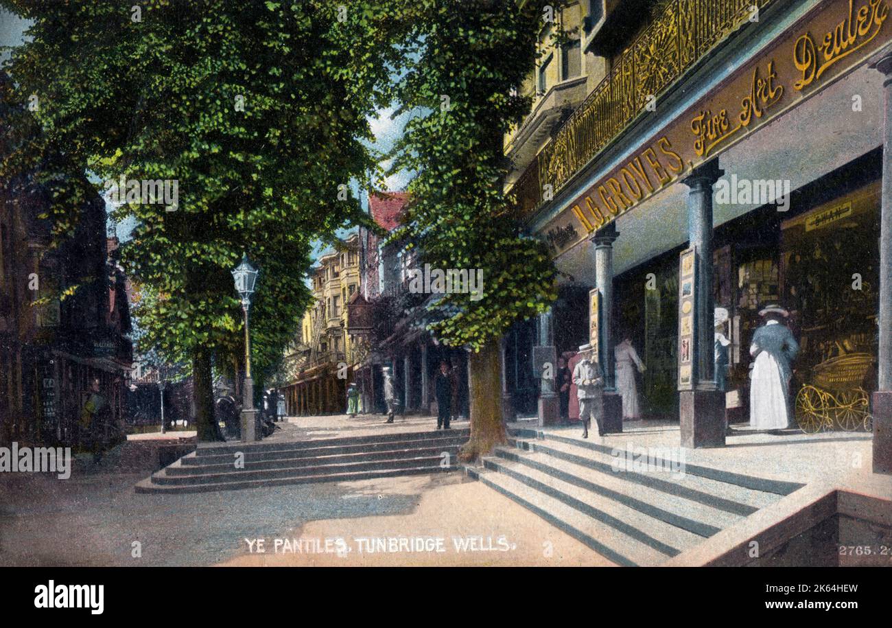 Les Pantiles, Royal Tunbridge Wells, Kent - une colonnade géorgienne. Anciennement connu sous le nom de Walks and the Parade, il mène depuis le puits qui a donné son nom à la ville. Banque D'Images
