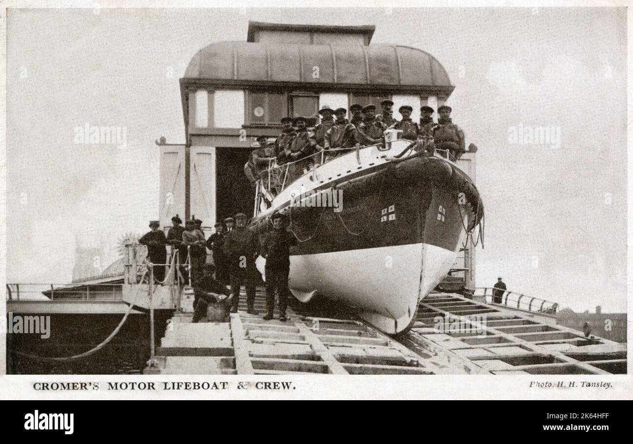Cromer's Motor Lifeboat and Crew à la fin de la jetée de la ville. Banque D'Images