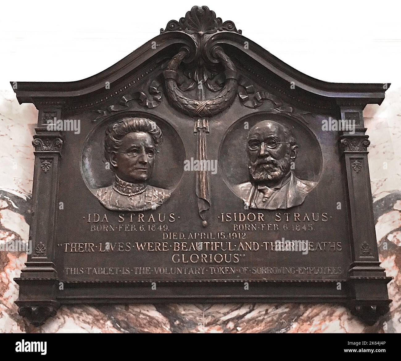 Plaque commémorative à Macy's, Manhattan, New York au président de Macy Isidor Straus (1845-1912) et à sa femme Ida (1849-1912), qui ont perdu la vie dans le naufrage du RMS Titanic sur 15 avril 1912. Banque D'Images