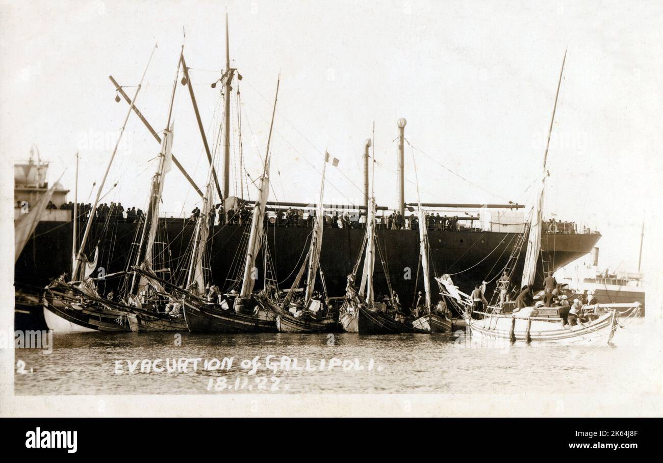 L'évacuation des Grecs de Gallipoli, Turquie - 18 novembre 1922. De petits bateaux chargés de réfugiés contre un plus grand bateau grec, l'un des derniers bateaux à quitter Gallipoli. Banque D'Images
