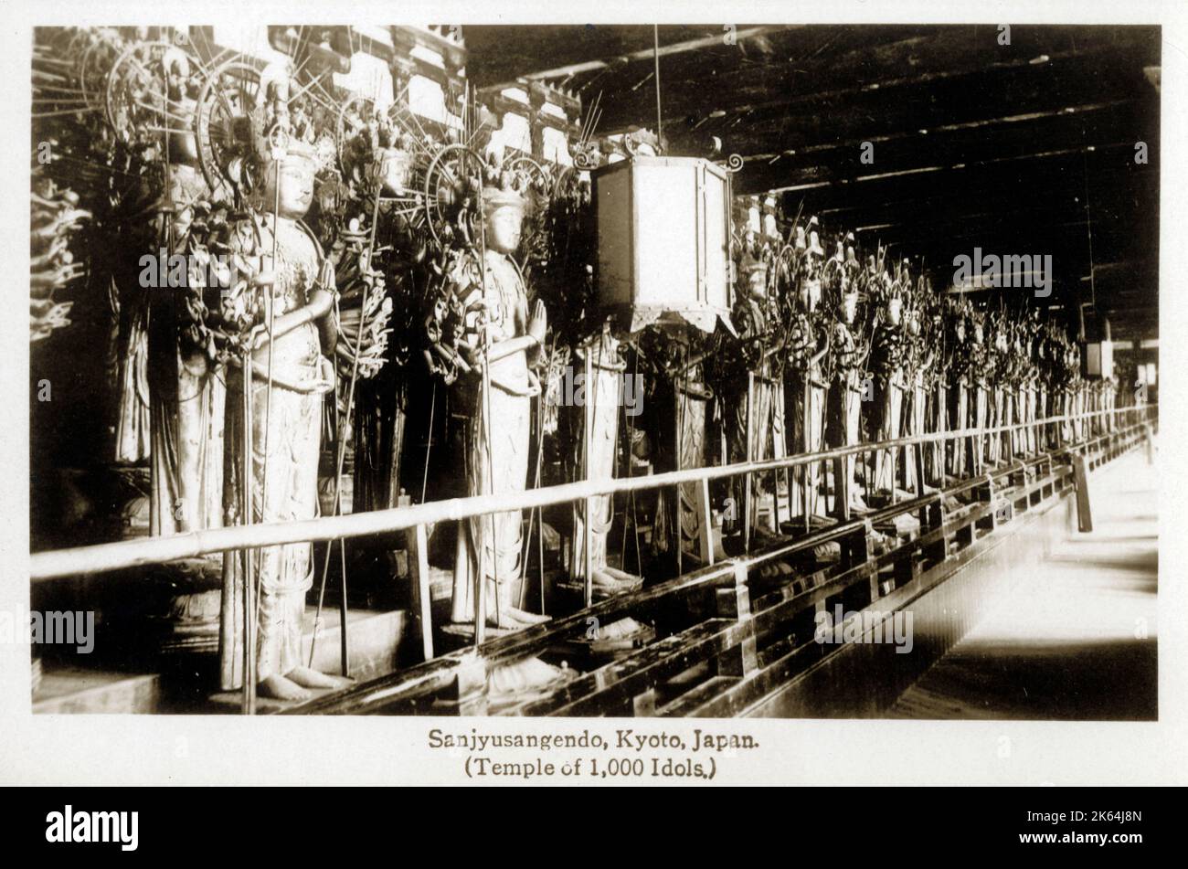 Sanjusangen-do - un temple bouddhiste de la secte Tendai dans le quartier de Higashiyama à Kyoto, au Japon. Le temple a été fondé en 1164 par Taira no Kiyomori pour l'empereur cloqué Go-Shirakawa. Elle est officiellement connue sous le nom de Rengeo-in (salle du roi du Lotus) et appartient au complexe du temple Myoho-in. Sanjusangen-do est plus célèbre pour son hondo (hall principal) très long datant de 1266 (période Kamakura) et désigné Trésor national du Japon, et la collection de sculptures qu'il abrite, dont 1001 Kannon armés de milliers debout, 28 préposés debout, une statue de F&#363;jin et une statue o Banque D'Images