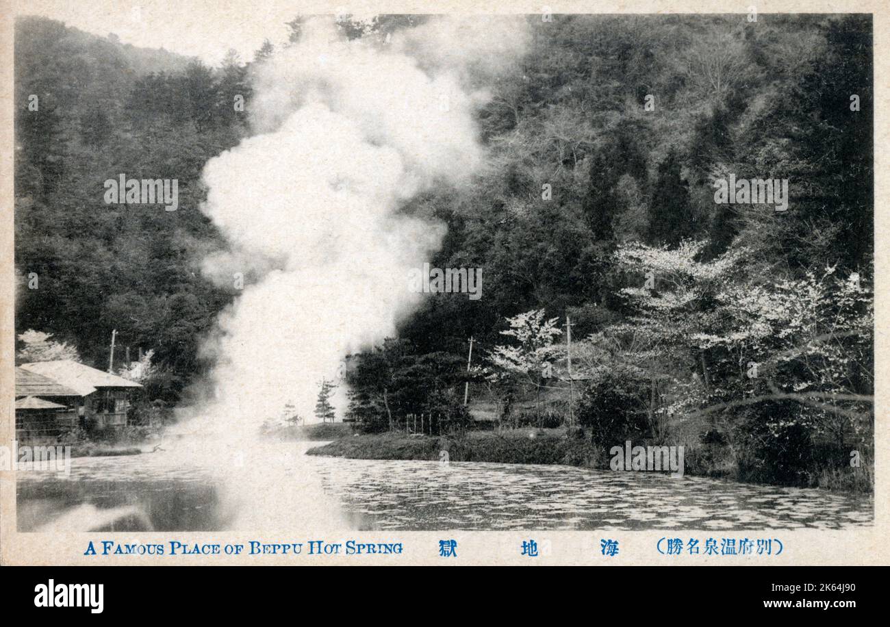 Beppu, Japon. La ville a été fondée le 1 avril 1924, et est célèbre pour ses onsen (sources chaudes), qui sont considérés comme sacrés. Beppu est la capitale de l'onsen du Japon avec le plus grand volume d'eau chaude au monde à part Yellowstone aux États-Unis et le plus grand nombre de sources thermales au Japon. Beppu contient neuf points chauds géothermiques majeurs, parfois appelés les « neuf enfers de Beppu ». Banque D'Images