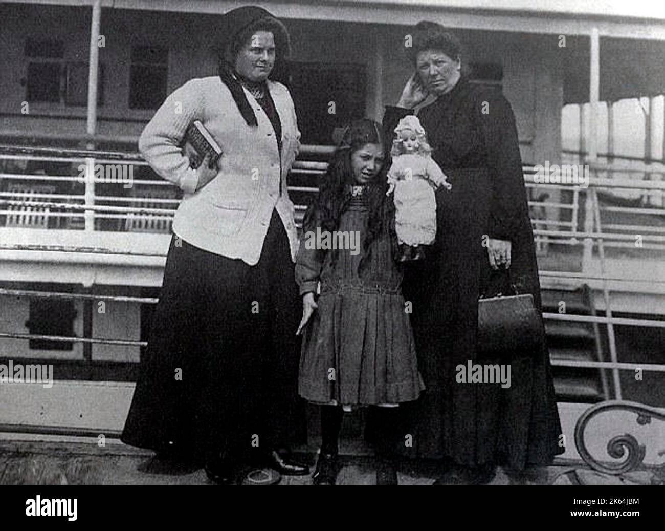 Une femme inconnue, la jeune Eva Hart (1905-1996) et sa mère Esther Hart (1863-1928) revenant en Angleterre après le naufrage du RMS Titanic. Le luxueux paquebot britannique, exploité par la White Star Line, a coulé dans l'océan Atlantique Nord le 15 avril 1912 après avoir heurtés un iceberg lors de son premier voyage de Southampton, au Royaume-Uni, à New York. Les Harts (dont le père Benjamin, perdu dans la catastrophe) étaient des passagers de deuxième classe en route vers une nouvelle vie au Canada, à la recherche d'une vie meilleure et de niveaux de vie plus élevés. Esther et Eva ont été secourues par le RMS Carpathia. Date: 1912 Banque D'Images