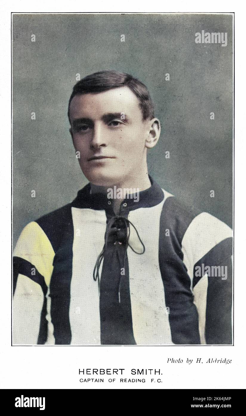Herbert Smith (1877-1951) - Capitaine du Reading football Club en 1906. A remporté l'or pour l'équipe d'Angleterre aux Jeux Olympiques de 1908. Joue également pour Oxford, Stoke et Derby County. Banque D'Images