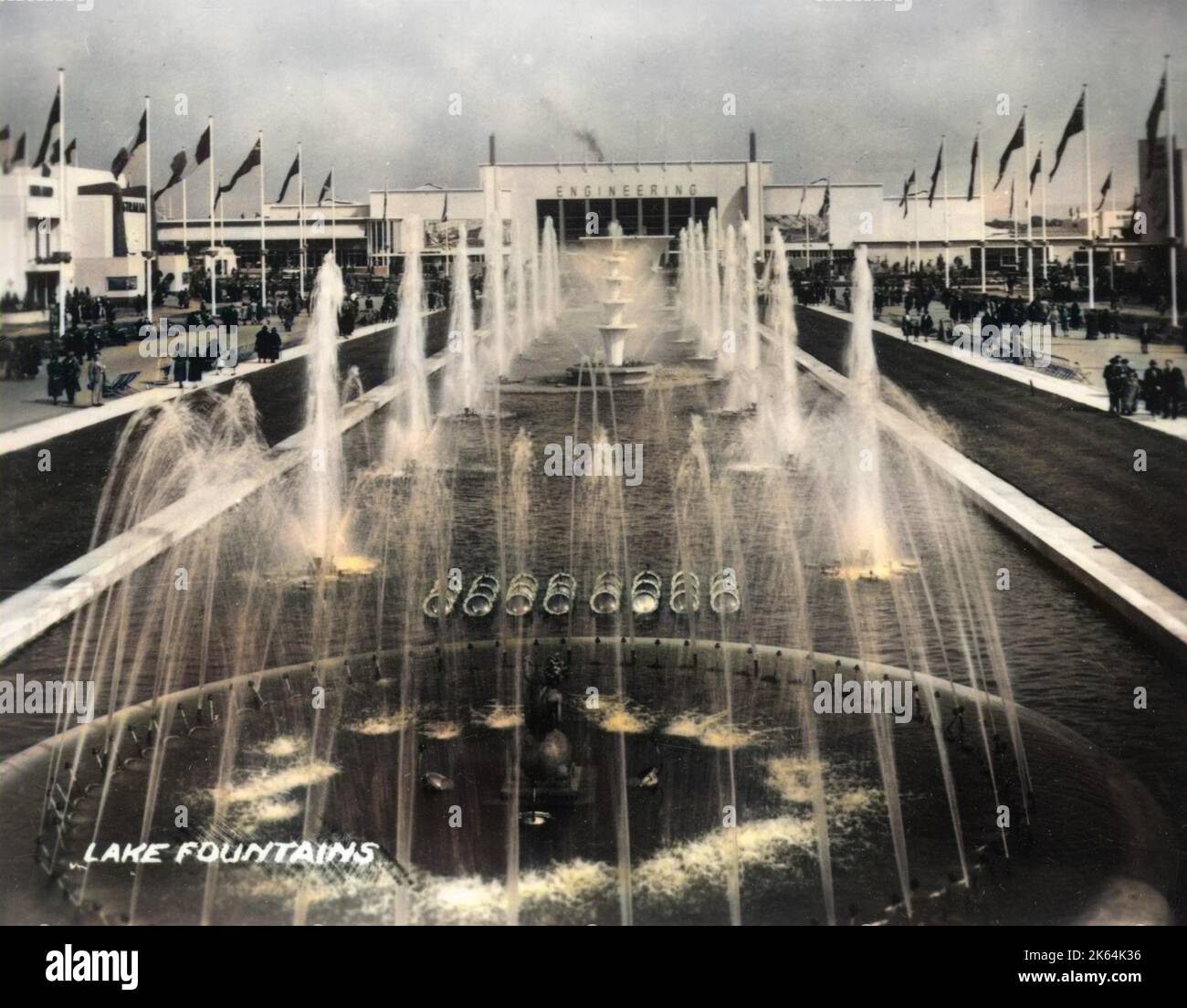 The Lake Fountains - British Empire Exhibition - Glasgow, Écosse, (mai - décembre 1938). L'exposition a été planifiée par Thomas S. Tait, qui dirigeait une équipe de neuf architectes, dont Basil Spence et Jack COIA. Banque D'Images