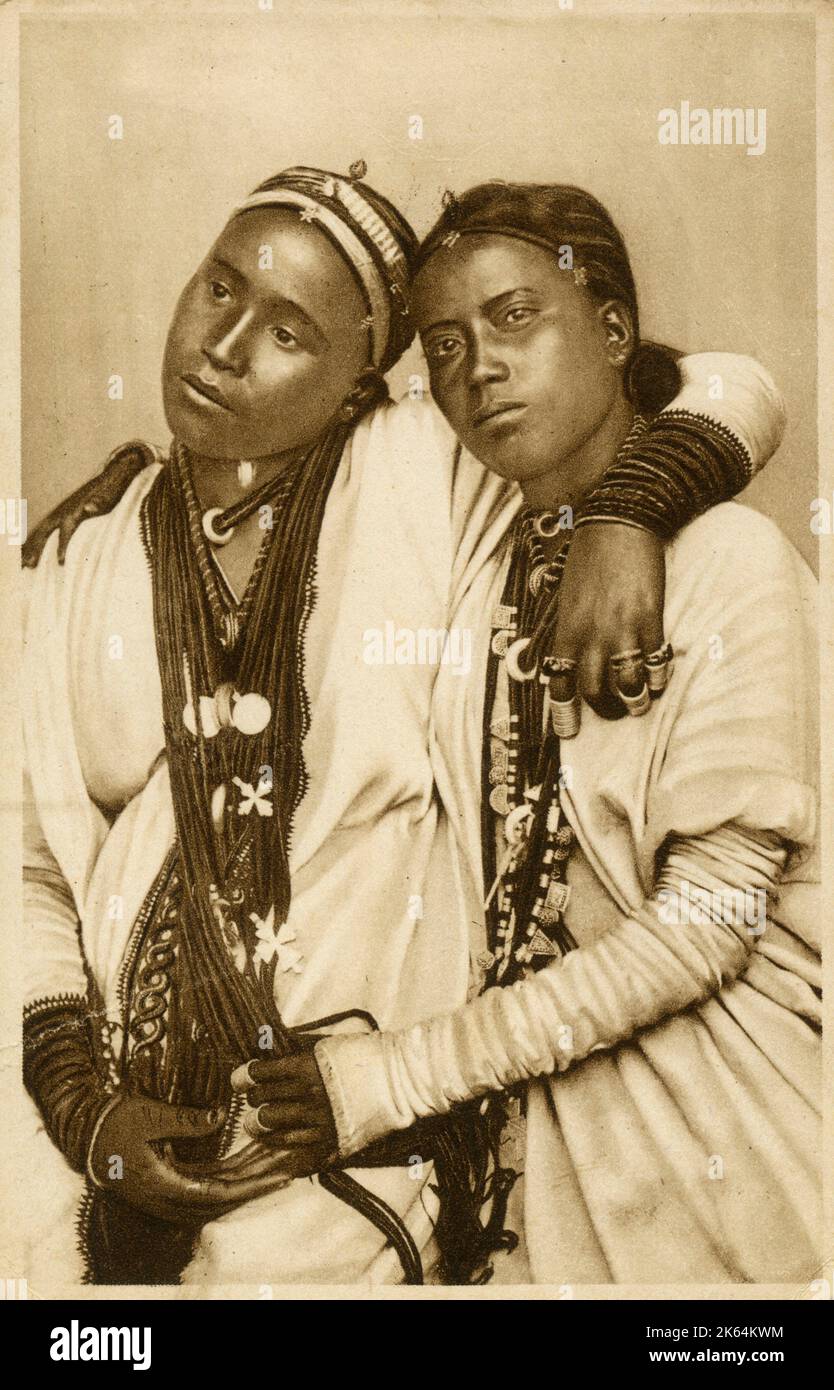 Deux femmes est-africaines ornées de longs colliers - sœurs ou amis proches? Banque D'Images