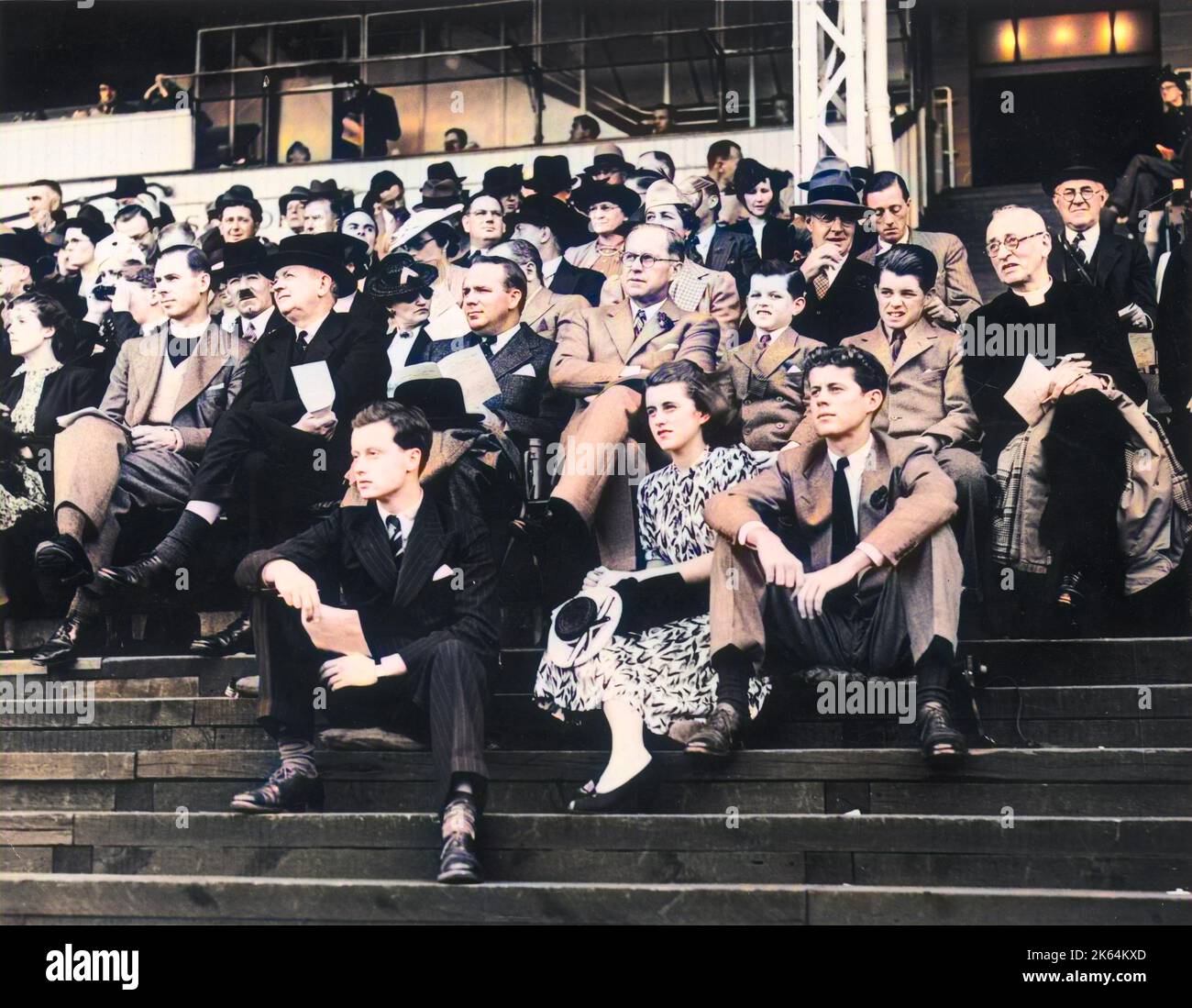 L'ambassadeur américain Joseph P. Kennedy avec ses enfants au match international d'athlétisme universitaire au White City Stadium entre Oxford et Cambridge vs Harvard et Yale. Oxford et Cambridge ont gagné par 9 épreuves à 3. Banque D'Images