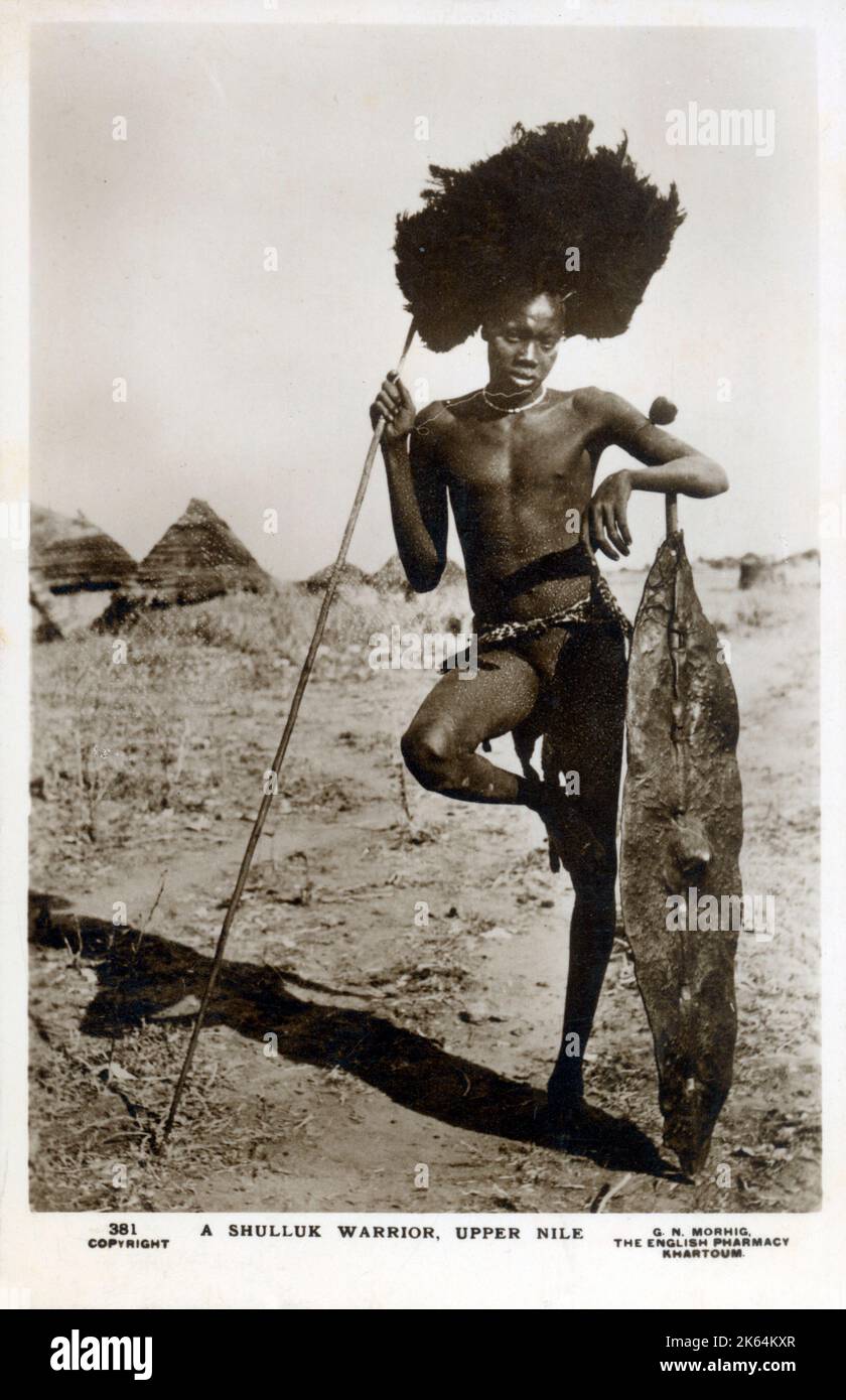 Un guerrier Shilluk - Haut Nil, Soudan, Afrique - posant dans une position plutôt décontractée reposant sur sa longue lance. Banque D'Images