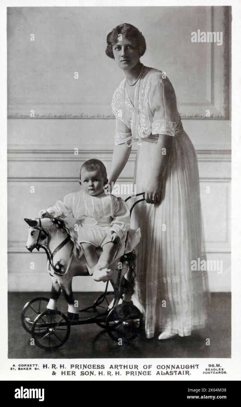 Alexandra, duchesse de Fife (1891-1959) avec son fils unique, Alastair Arthur, comte de Macduff, 2e duc de Connaught (1914-1943). Alexandra était la fille aînée de la princesse Louise de Galles, duchesse de Fife ; après la mort de son père à Assouan en 1912, elle a été autorisée à hériter du duché de Fife à part entière. Elle était généralement connue sous le nom de princesse Arthur de Connaught après son mariage avec son cousin, le prince Arthur de Connaught. Bébé Alastair est assis sur un cheval jouet pousse-a-long plutôt gentil à roues. Banque D'Images