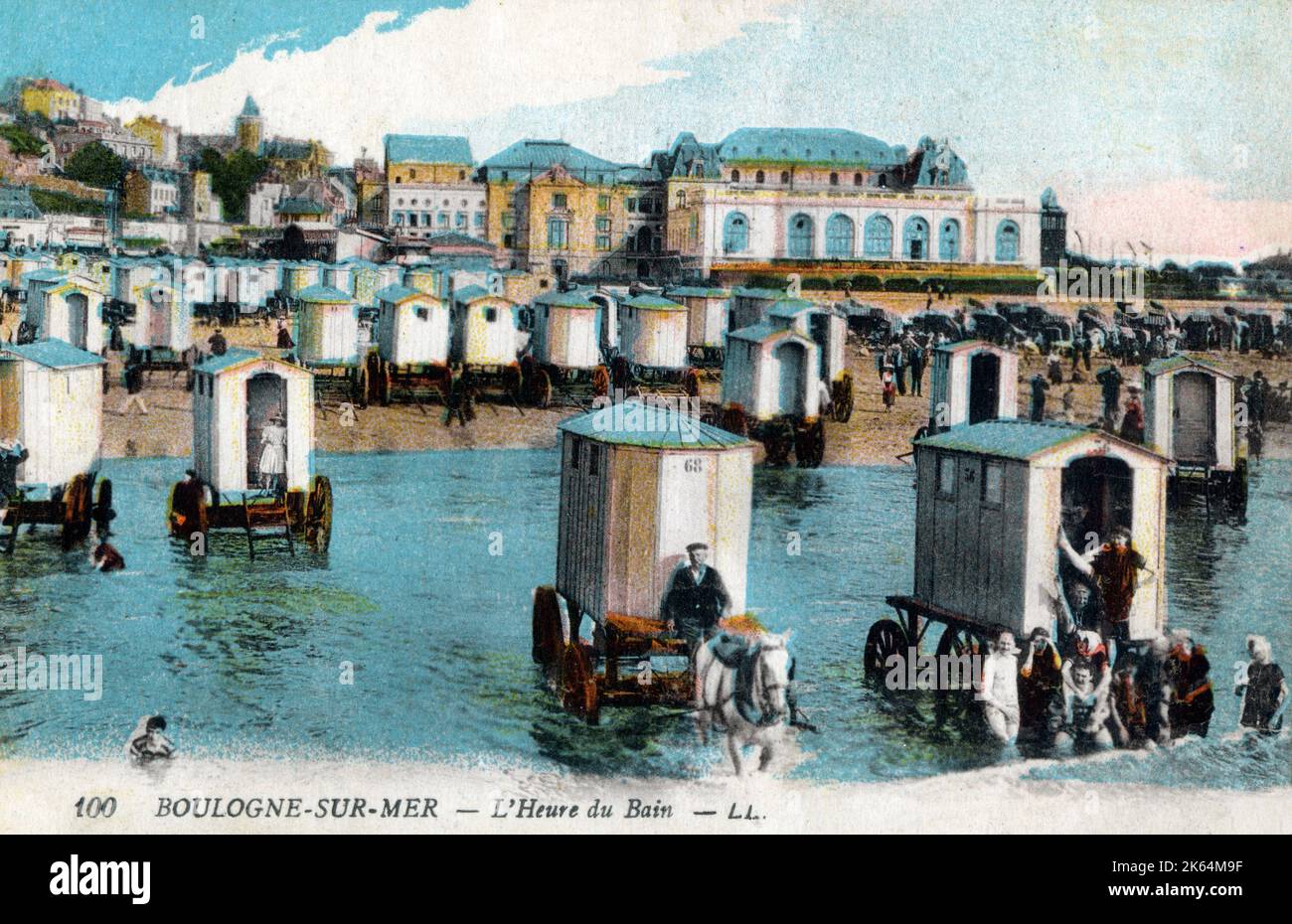 Heure de baignade à Boulogne-sur-Mer, Nord de la France - machines de baignade et vue sur le Casino. Banque D'Images