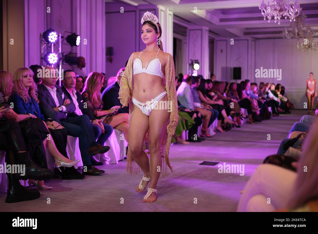Madrid, Espagne. 11th octobre 2022. Un modèle marche sur la piste du spectacle de mode Diossa del Mar pendant Spring Colors Espagne à l'hôtel Westin Palace de Madrid. Crédit : SOPA Images Limited/Alamy Live News Banque D'Images