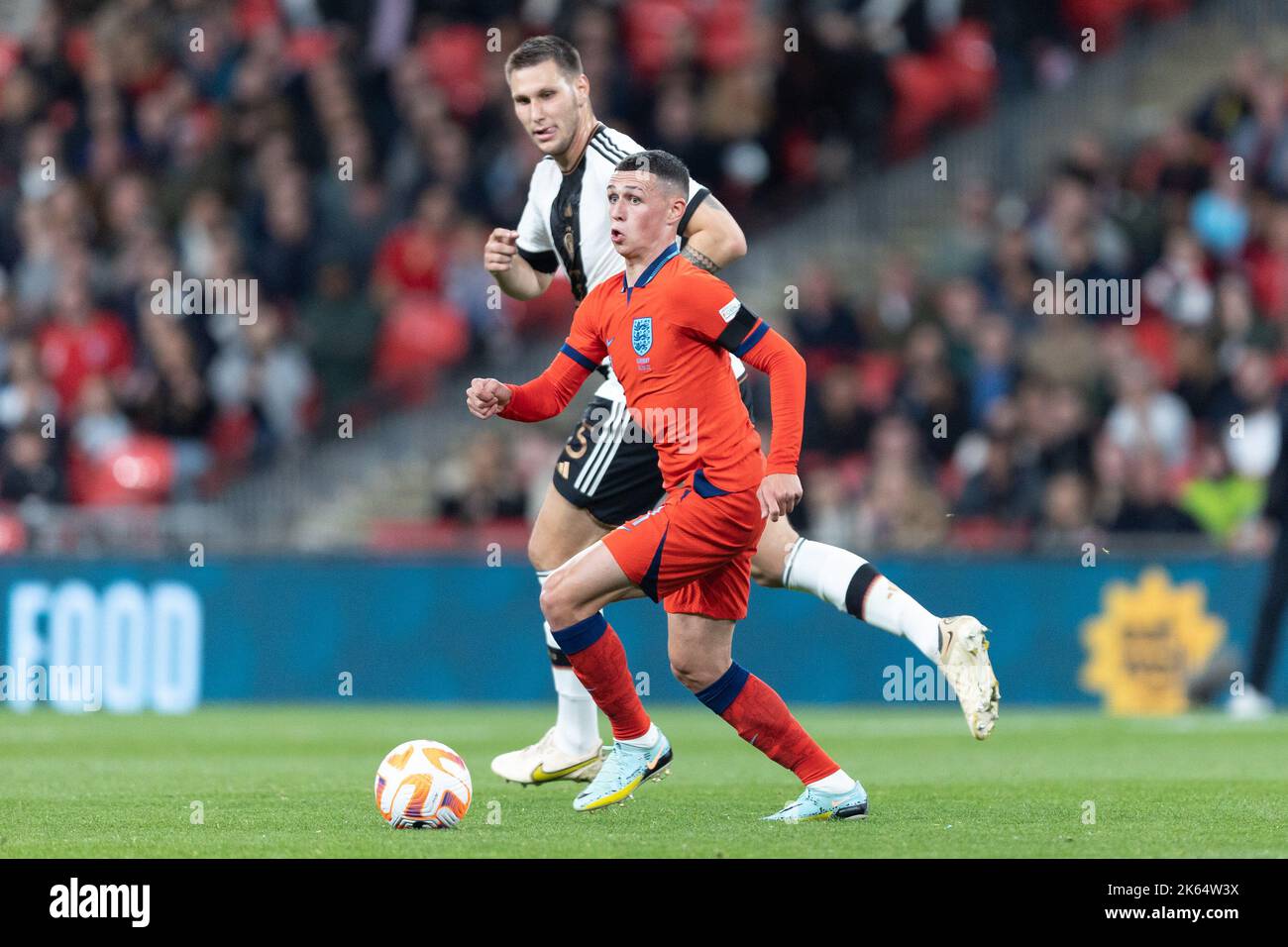 Phil Foden, d'Angleterre, est marqué par Niklas Süle, d'Allemagne, lors du match de l'UEFA Nations League entre l'Angleterre et l'Allemagne au stade Wembley, à Londres, le lundi 26th septembre 2022. (Credit: Pat Scaasi | MI News) Credit: MI News & Sport /Alay Live News Banque D'Images