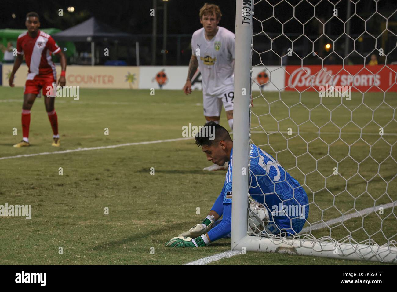 Saint-Pétersbourg, FL: Luis Zamudio, gardien de but du FC Loudon United (50), est incapable de s'arrêter par les voyous de Tampa Bay en avant Jake LaCava (19) qui a marqué les quatre Banque D'Images