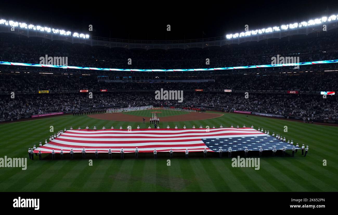 Bronx, États-Unis. 11th octobre 2022. Les cadets de West point exprivent un drapeau géant lors de l'hymne national avant le jeu 1 de la série D'ALDS des Yankees de New York avec les Gardiens de Cleveland au Yankee Stadium de New York mardi, 11 octobre. 2022. Photo par Ray Stubblebine/UPI crédit: UPI/Alay Live News Banque D'Images