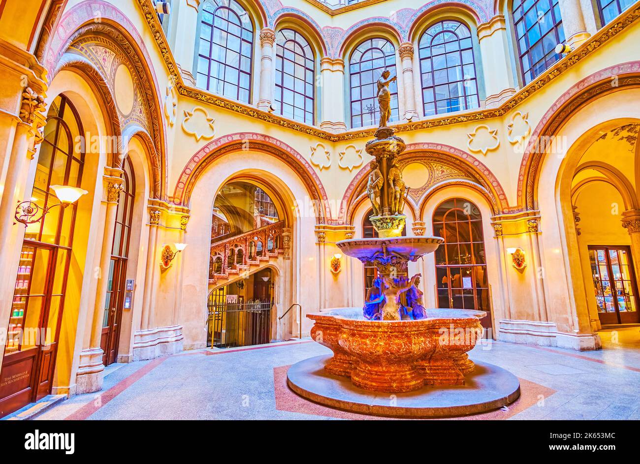 VIENNE, AUTRICHE - 17 FÉVRIER 2019 : Fontaine de la sirène du Danube dans la petite cour couverte du Palais Ferstel, sur 17 février à Vienne, Autriche Banque D'Images