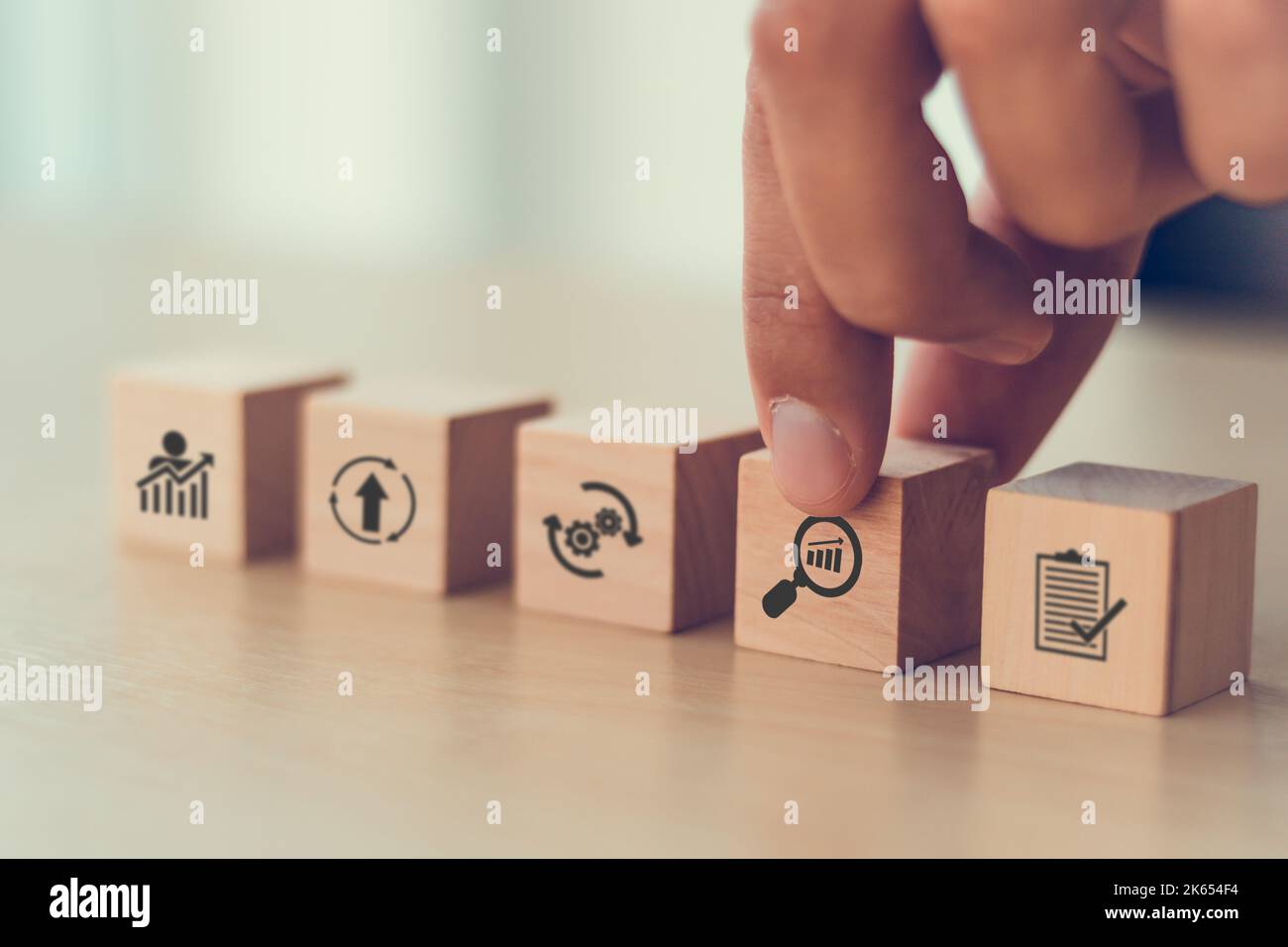 Concept Kaizen : amélioration continue de l'efficacité et de l'efficience des activités. Cycle Kaizen ; amélioration, continu, processus, résultat, standard Banque D'Images