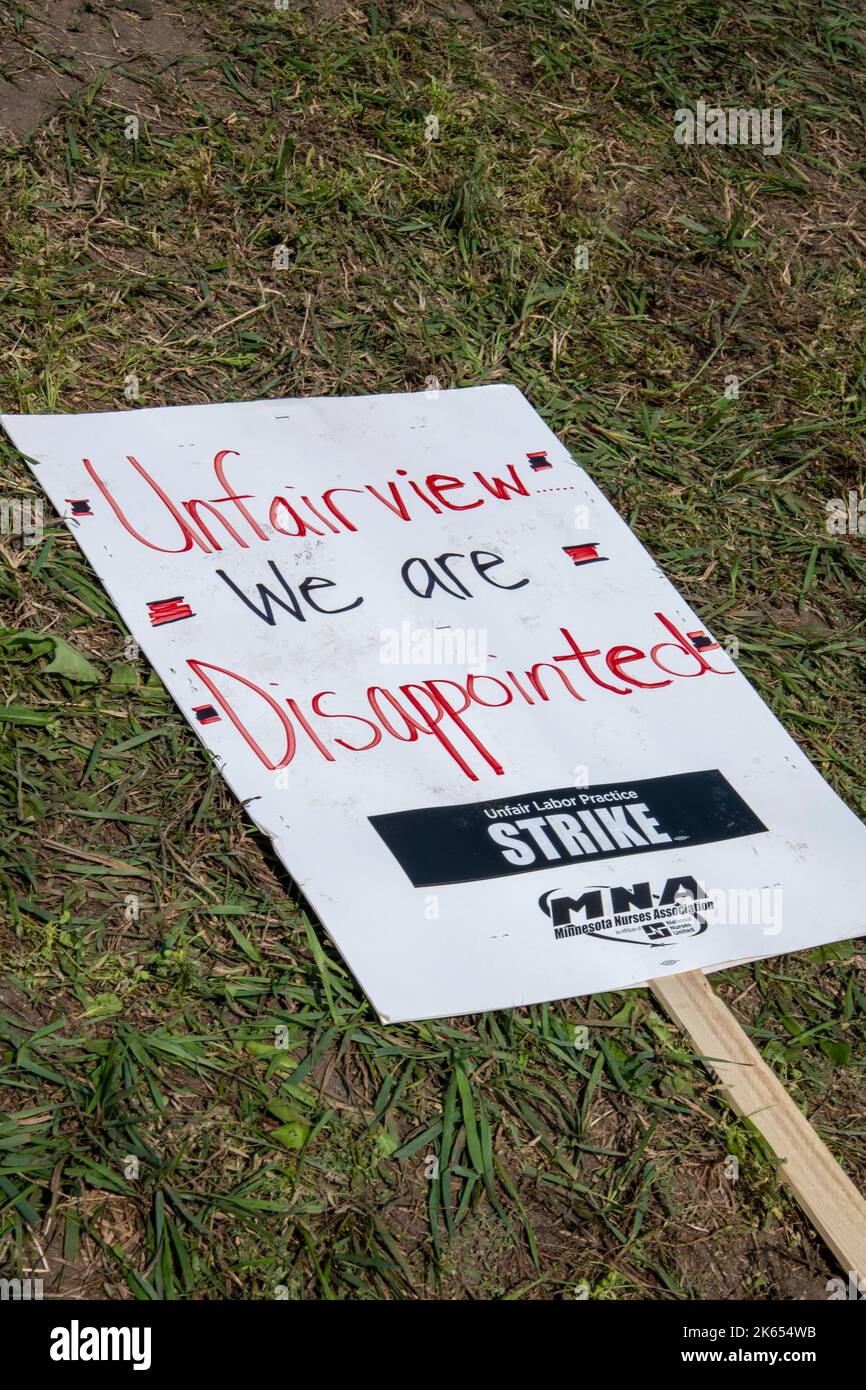 Maplewood, Minnesota. Les infirmières font grève dans 16 hôpitaux des Twin Cities pendant trois jours pour de meilleurs salaires, des niveaux de personnel améliorés, une meilleure rete des employés Banque D'Images