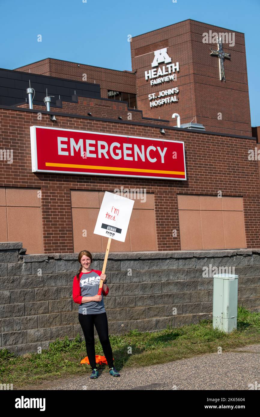 Maplewood, Minnesota. Les infirmières font grève dans 16 hôpitaux des Twin Cities pendant trois jours pour de meilleurs salaires, des niveaux de personnel améliorés, une meilleure rete des employés Banque D'Images
