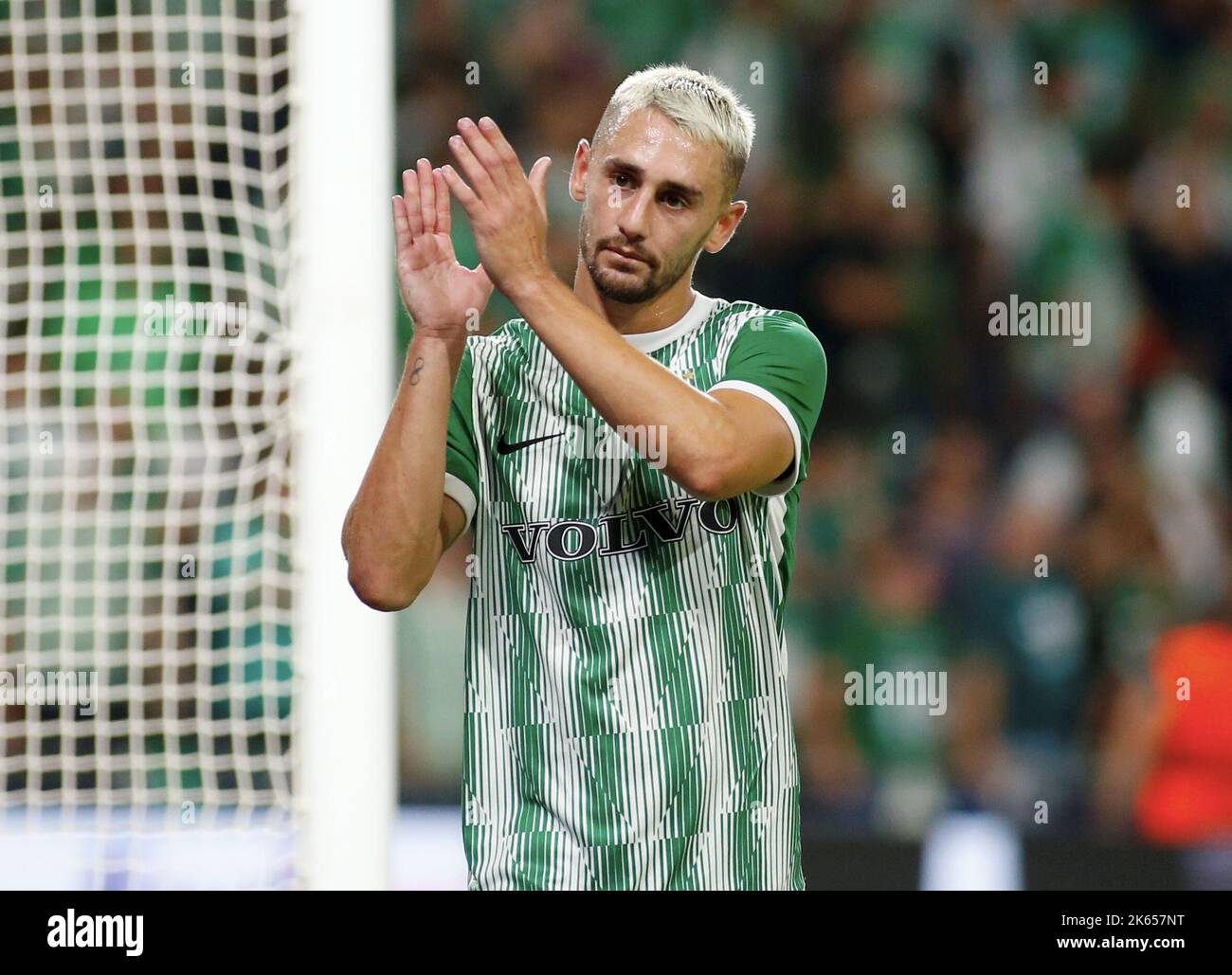 (221012) HAÏFA, 12 octobre 2022 (Xinhua) Omer Atzili de Maccabi Haifa accueille des fans