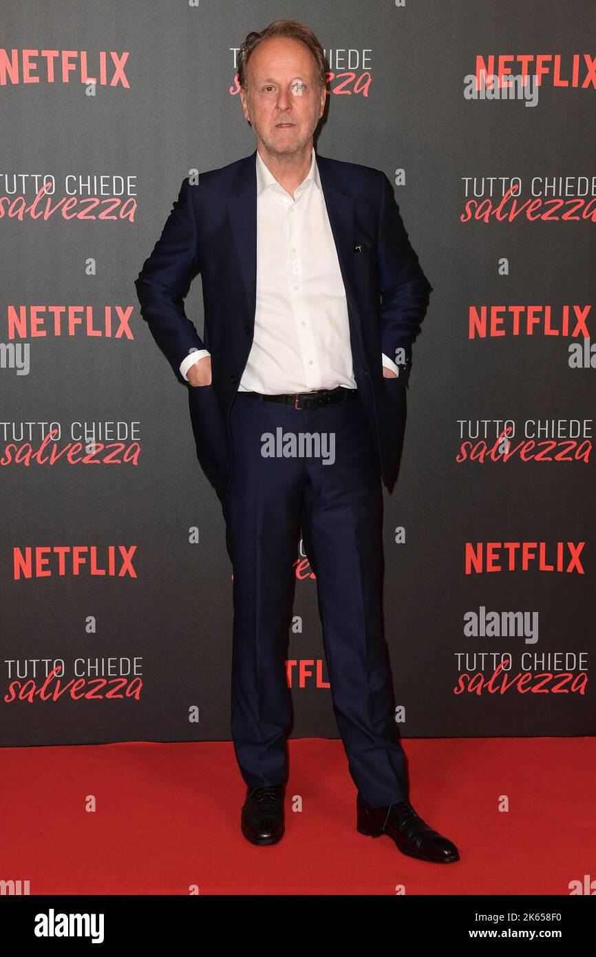 Rome, Italie. 11th octobre 2022. Francesco Bruni assiste au tapis rouge de la série Netflix 'Tutto chiede salvezza' au Space Cinema Moderno. Crédit : SOPA Images Limited/Alamy Live News Banque D'Images