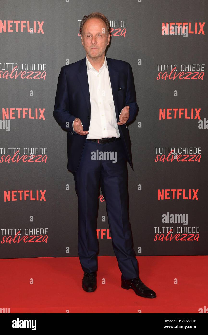 Rome, Italie. 11th octobre 2022. Francesco Bruni assiste au tapis rouge de la série Netflix 'Tutto chiede salvezza' au Space Cinema Moderno. Crédit : SOPA Images Limited/Alamy Live News Banque D'Images