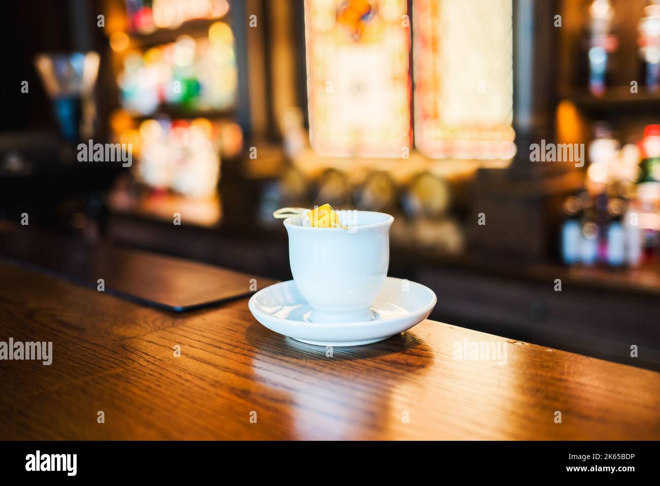 Tasse de café sur un comptoir de bar Banque D'Images