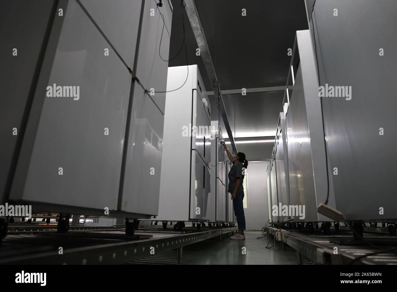 BINZHOU, CHINE - 12 OCTOBRE 2022 - Un travailleur utilise des appareils intelligents pour produire des ustensiles de cuisine dans un atelier d'une entreprise de fabrication d'ustensiles de cuisine à Banque D'Images