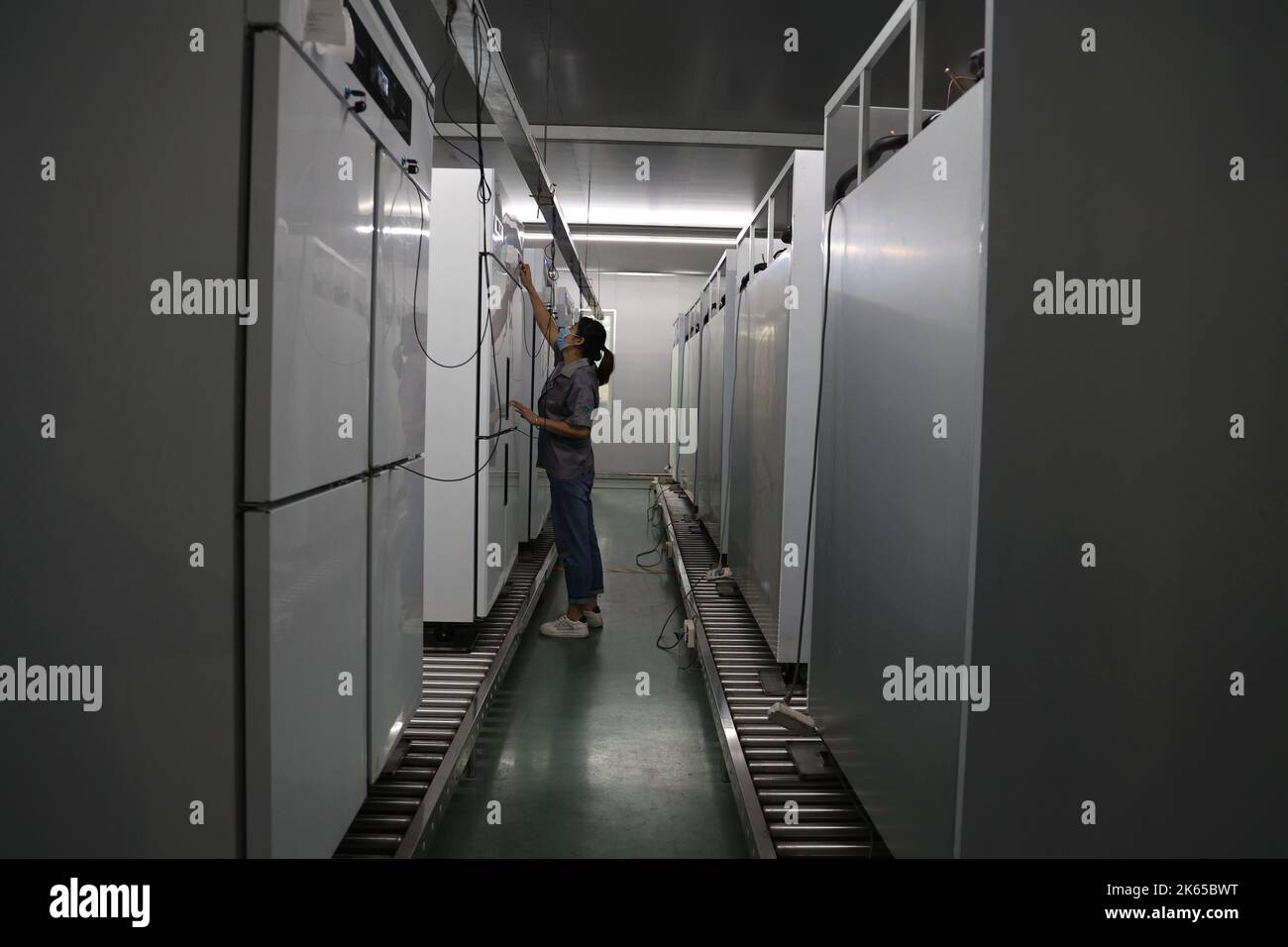 BINZHOU, CHINE - 12 OCTOBRE 2022 - Un travailleur utilise des appareils intelligents pour produire des ustensiles de cuisine dans un atelier d'une entreprise de fabrication d'ustensiles de cuisine à Banque D'Images