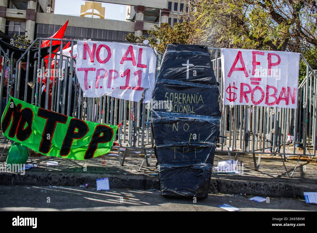 Valparaiso, Chili. 11th octobre 2022. Des bannières et un cercueil vus à l'extérieur du Congrès national du Chili lors de la manifestation contre le PTP-11. Mardi après-midi, le Sénat a approuvé le projet qui ratifie l'adhésion du Chili au Traité global et progressif de Partenariat transpacifique (CPPTP), un accord commercial mieux connu sous le nom de PTP-11. L'initiative a été approuvée par 27 voix pour, 10 contre et 1 abstentions. Crédit : SOPA Images Limited/Alamy Live News Banque D'Images