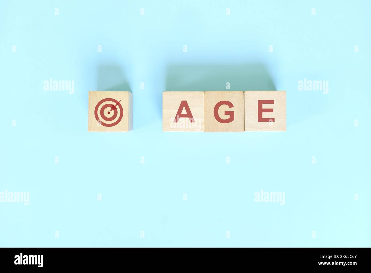 Ciblage démographique de l'âge pour le marketing d'affaires et le concept de publicité. La typographie des mots se trouve à plat sur fond bleu. Banque D'Images