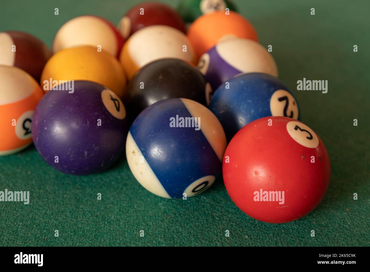 Jeu de billard de table avec balles numérotées. Bar ou taverne. Espace libre à écrire. Banque D'Images