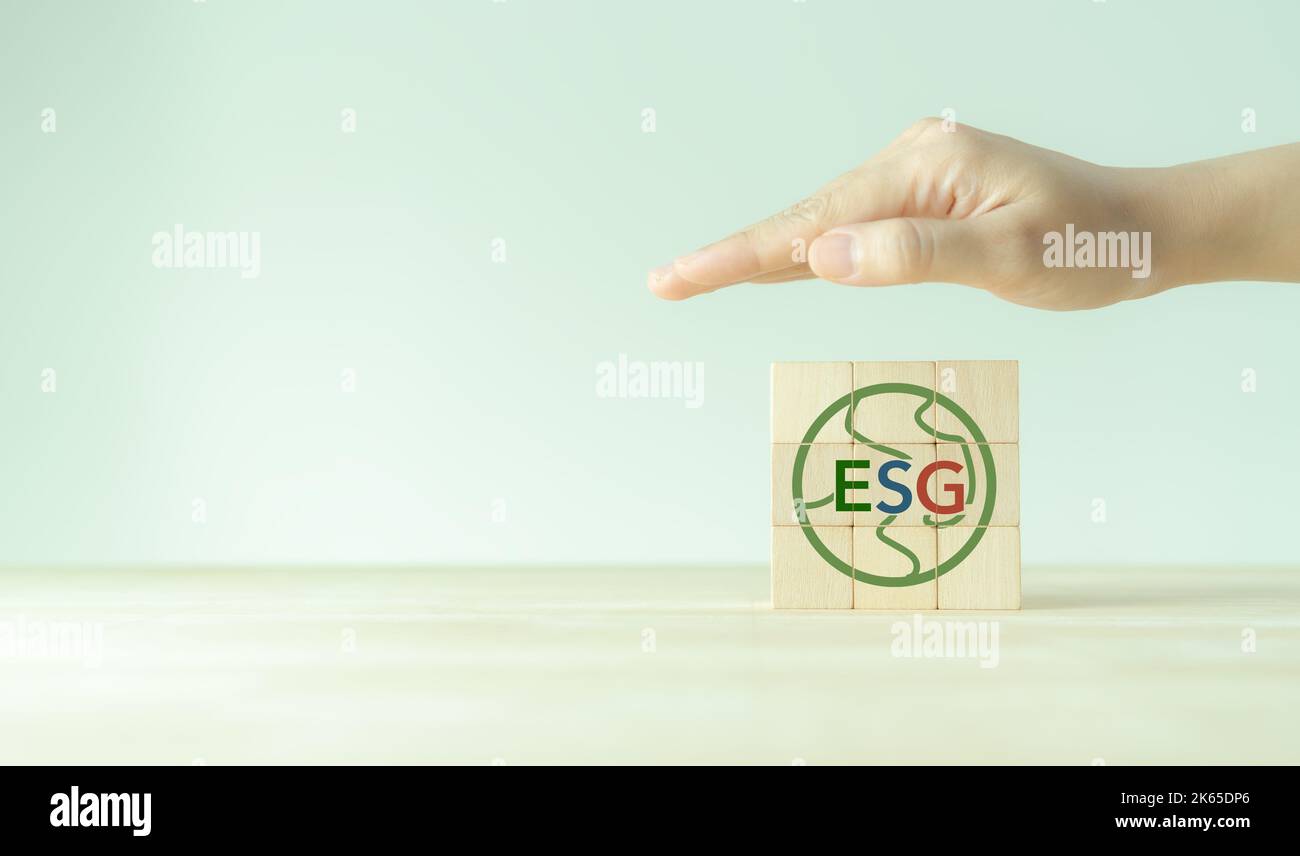 ESG et concept de développement durable. Impact positif pour l'environnement, la société et la gouvernance. Investissement socialement responsable, facteurs ESG. Main pro Banque D'Images