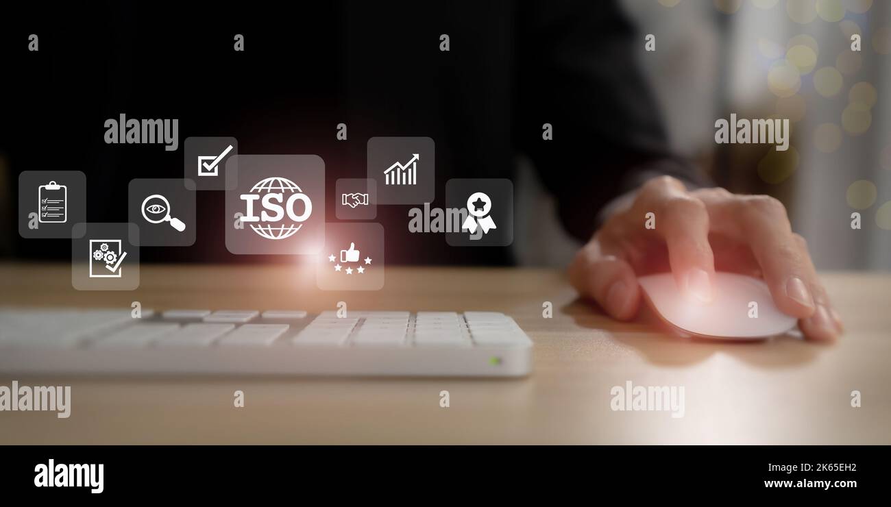 Normes ISO contrôle qualité, assurance et garantie concept de technologie d'entreprise. Travailler sur un ordinateur avec des icônes ISO et globe sur un arrière-plan intelligent. JE Banque D'Images