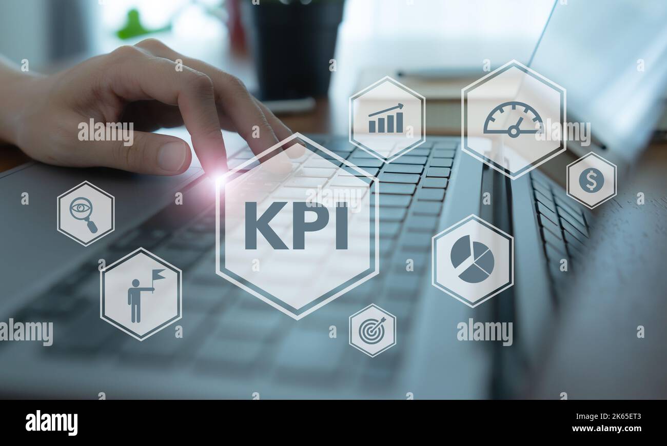 Concept KPI. Indicateur de performance clé utilisant des mesures de veille stratégique pour mesurer la réalisation par rapport à l'objectif prévu. Utilisation de l'ordinateur avec KPI Banque D'Images