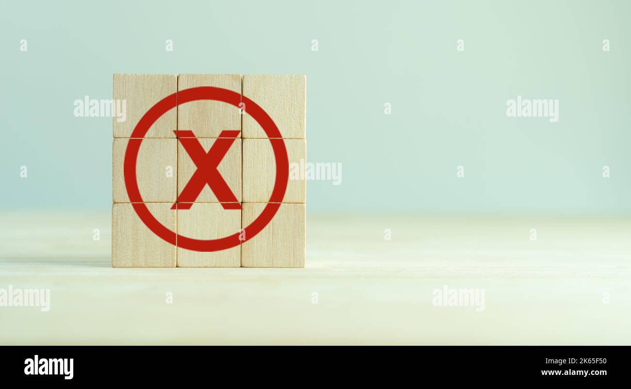 Croix rouge, x, signe de marque erroné, signe de rejet dans la pile de cubes en bois. Concept de prise de décision négative ou choix de vote, contre, contre, contre, contre Banque D'Images