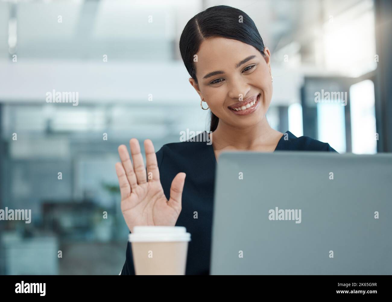 Femme d'affaires, se met à la vague sur un ordinateur portable lors d'une réunion en ligne du personnel pour les employés de bureau travaillant à domicile. Collaboration d'entreprise Banque D'Images