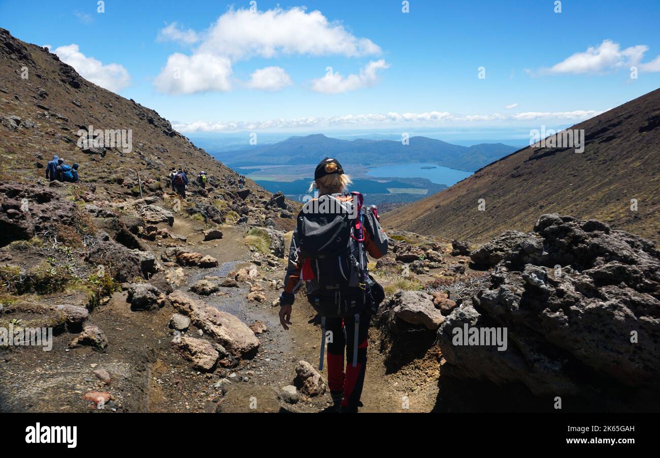 Femme Trekking à Tongariro Alpine Crossing en Nouvelle-Zélande. Banque D'Images